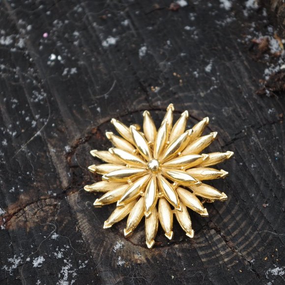 Vintage 3D Flower Articulate Brushed Gold plated - Picture 1 of 4